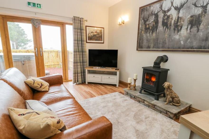 WAGTAIL NEST, pet friendly, with hot tub in Scalby