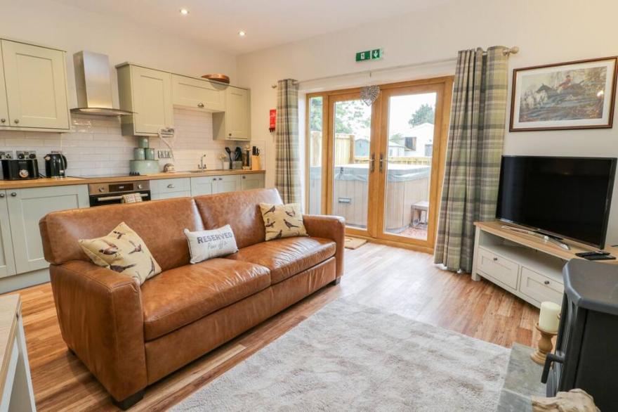 WAGTAIL NEST, pet friendly, with hot tub in Scalby