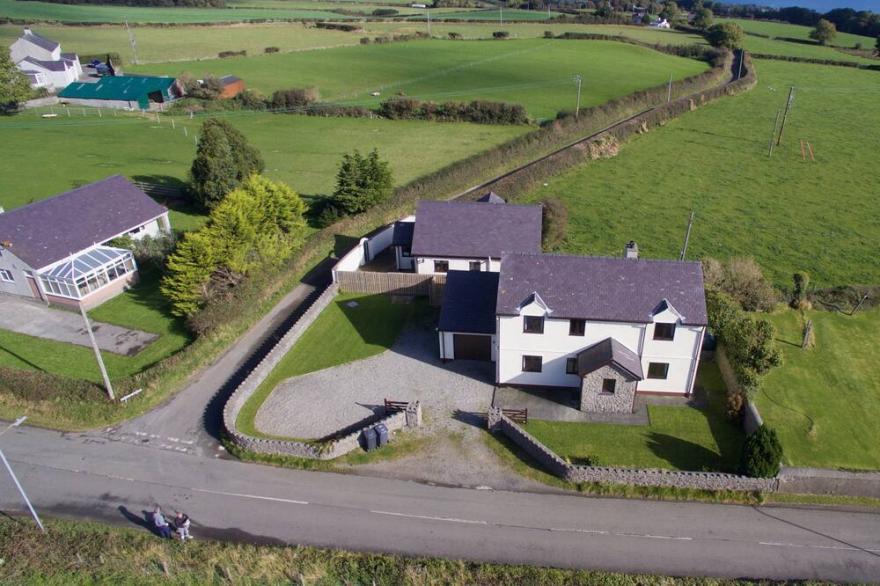 4 Bedroom Detached House- Log Fire, Mountain Views