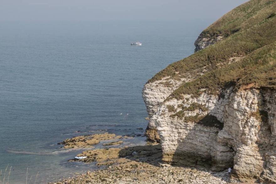 CHALKSTONE COTTAGE, pet friendly, with open fire in Flamborough
