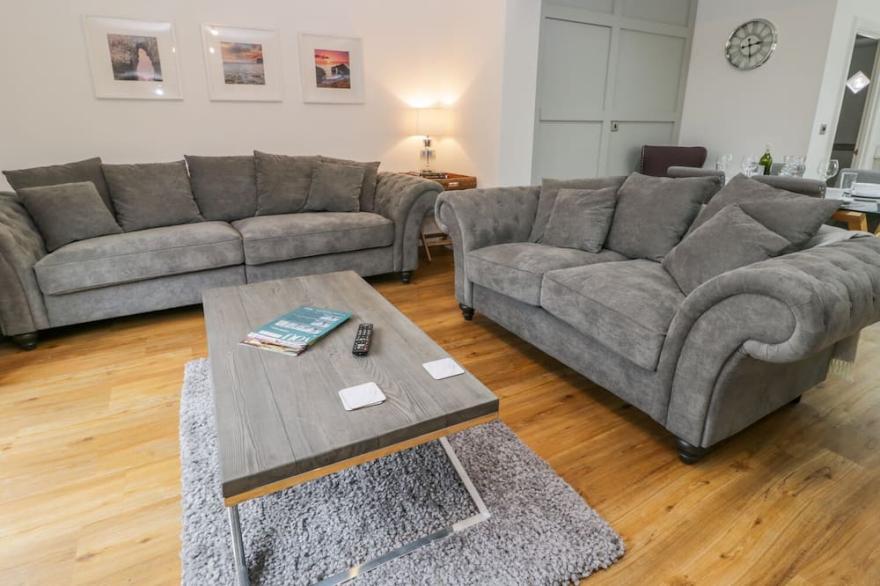 CHALKSTONE COTTAGE, pet friendly, with open fire in Flamborough
