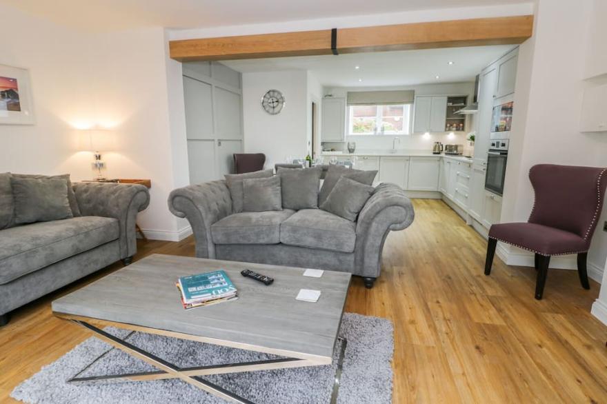 CHALKSTONE COTTAGE, pet friendly, with open fire in Flamborough