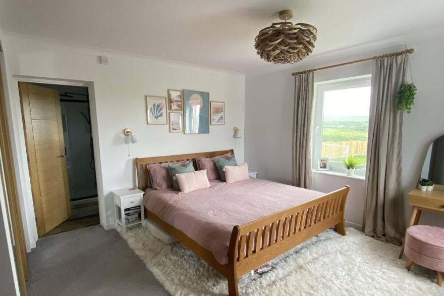Large modern Cornish beach house with hot tub & log burner. Walk to beach & town