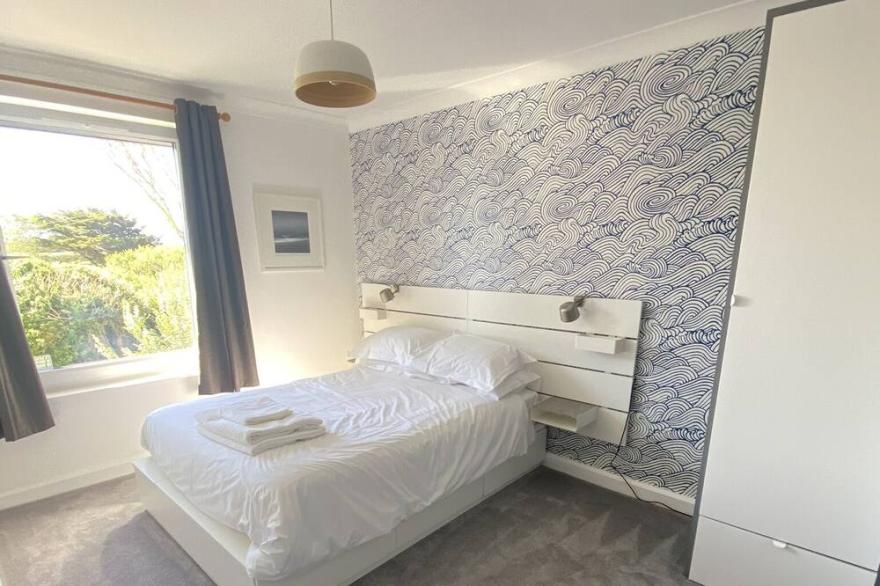 Large modern Cornish beach house with hot tub & log burner. Walk to beach & town