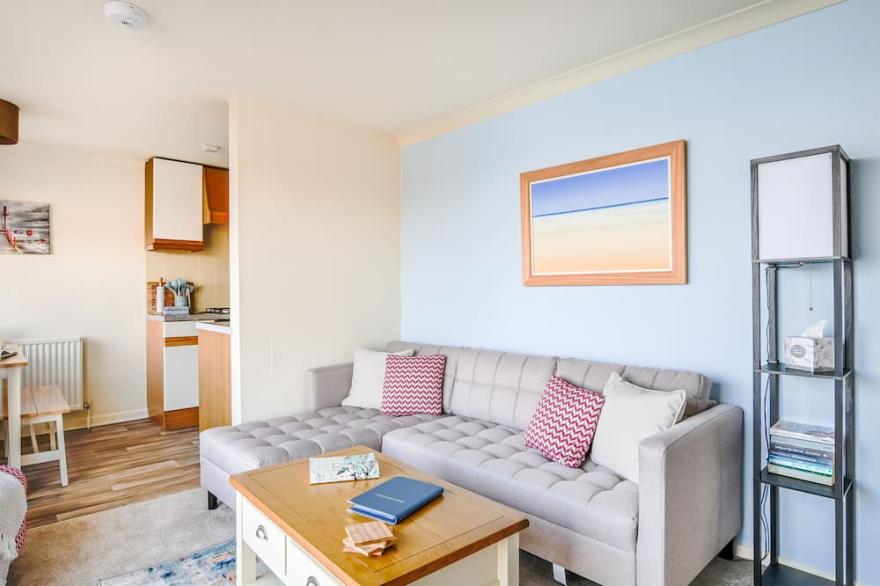 3 bedroom apartment with balcony, panoramic sea views and parking