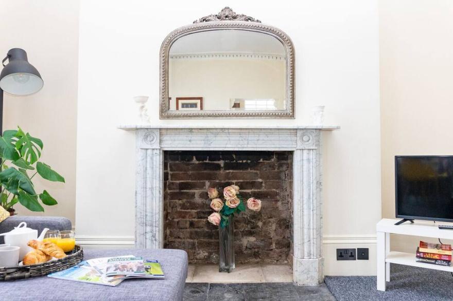 2 Bedroom Modern Central Apartment with FREE Netflix