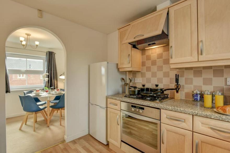 K Suites - Cozy 2 bed Apt w/ free parking