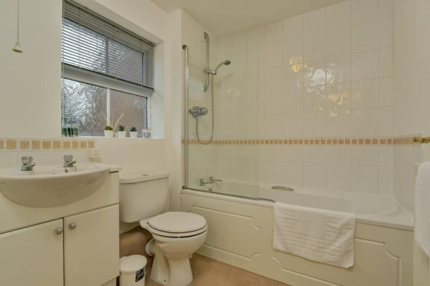 K Suites - Cozy 2 bed Apt w/ free parking