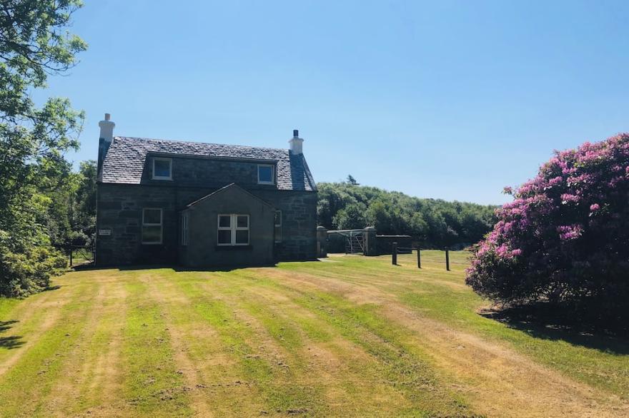 Ellary Farmhouse - Situated Between 2 Beaches - Loch Views & Courtyard
