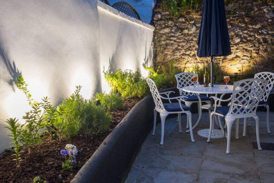 TOPCLIFF COTTAGE, pet friendly, character holiday cottage in Shaldon