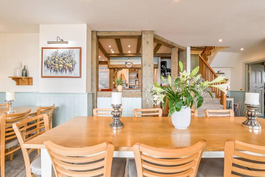 Stunning 8 bed house with panoramic views, bar, dining,  games room and parking