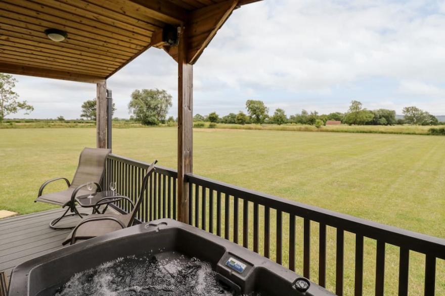 COTSWOLD VIEW, romantic, character holiday cottage in Honeybourne