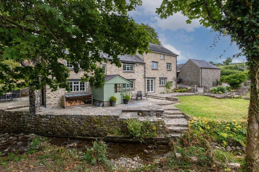 Luxury Cottage with hot tub, sleeps 8. Wales