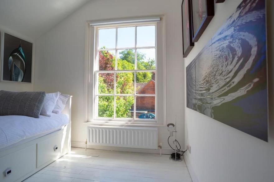 Beautiful 3 bed designer cottage fabulous location