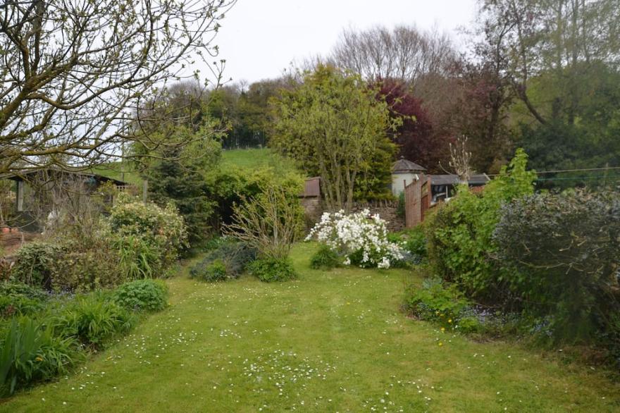 WORK FROM THE COTSWOLDS, CAN ISOLATE. LARGE GARDEN