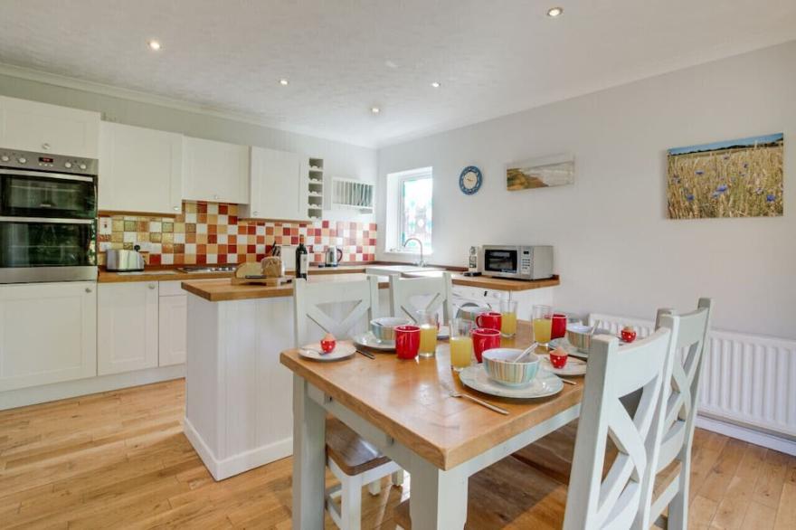 Sandy Bottom - Two Bedroom House, Sleeps 4