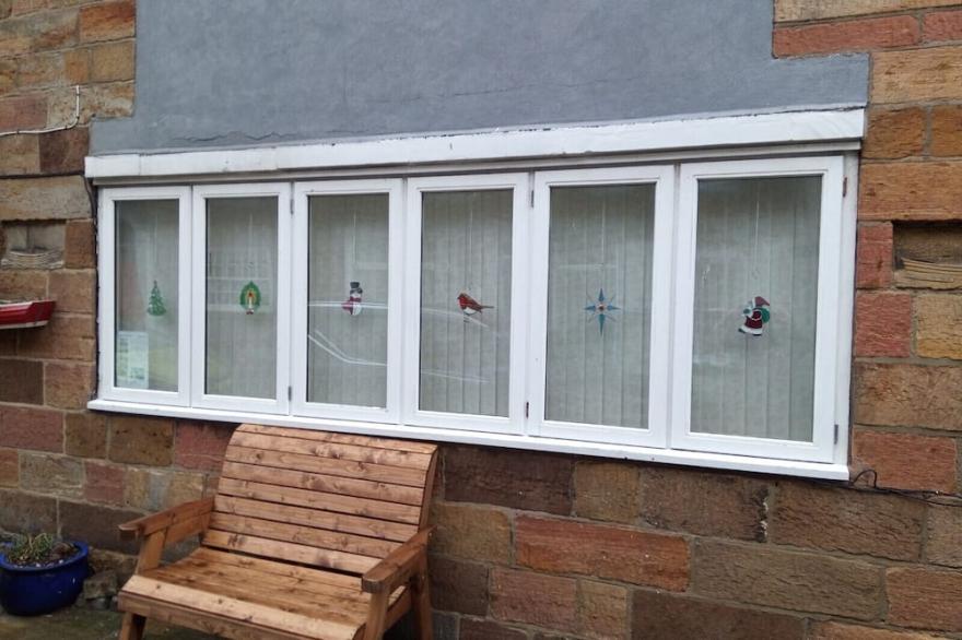 Easily accessible, single level, 3-bed cottage close to beach, shops & eateries!