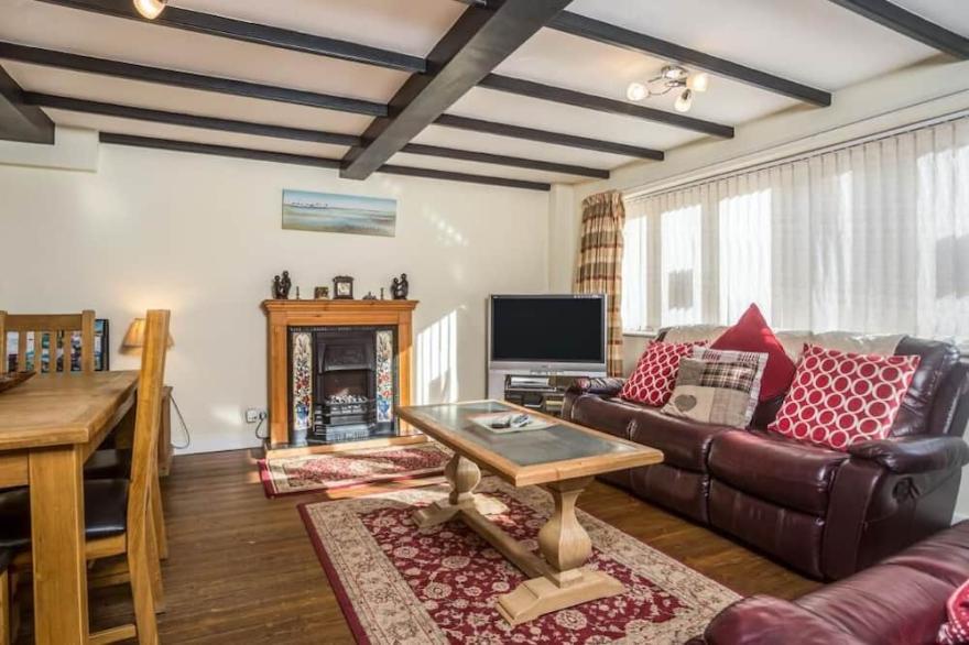 Easily accessible, single level, 3-bed cottage close to beach, shops & eateries!