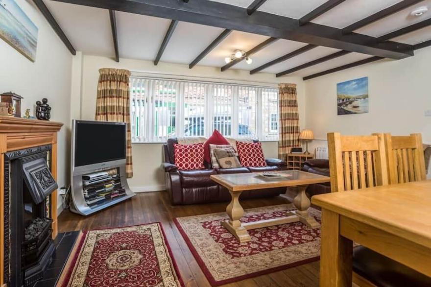 Easily accessible, single level, 3-bed cottage close to beach, shops & eateries!