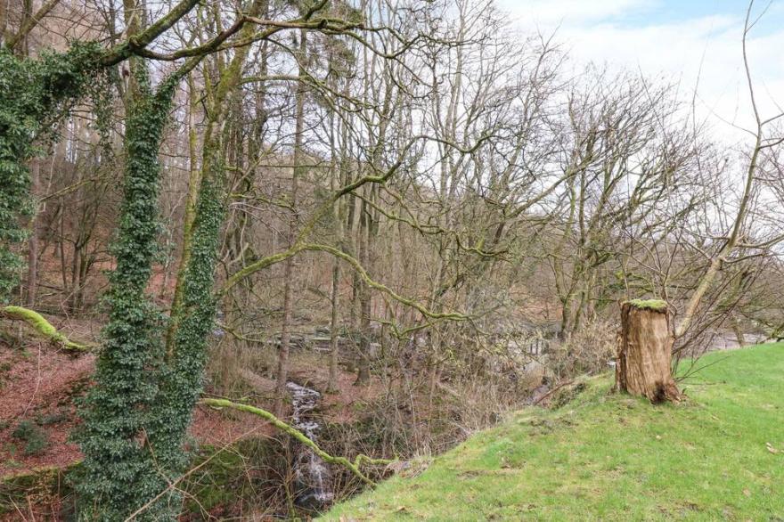 PARADISE COTTAGE, family friendly, with open fire in Bewerley