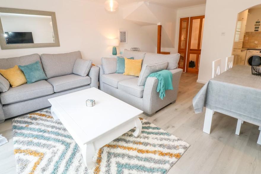 SEAGLASS, family friendly, with pool in Maenporth, Cornwall