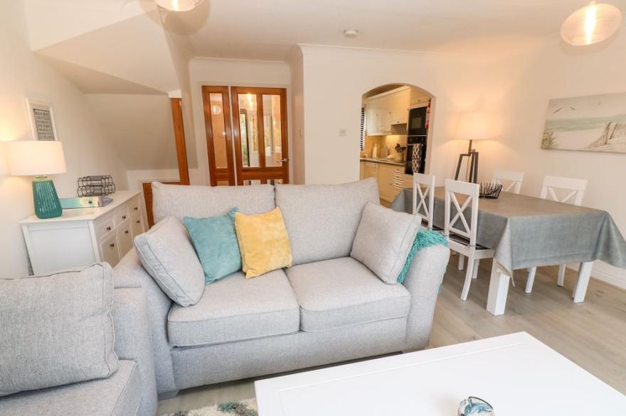 SEAGLASS, family friendly, with pool in Maenporth, Cornwall