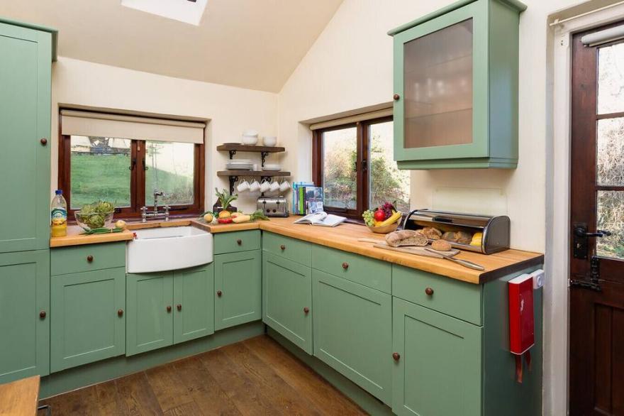 POPPY COTTAGE, pet friendly, with open fire in Coniston