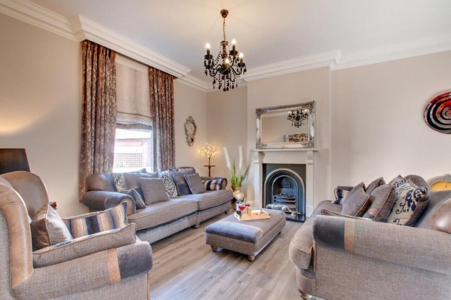 Endeavour House - Four Bedroom House, Sleeps 8