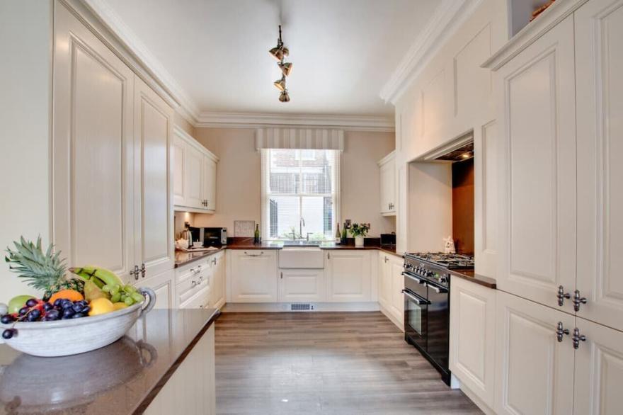 Endeavour House - Four Bedroom House, Sleeps 8