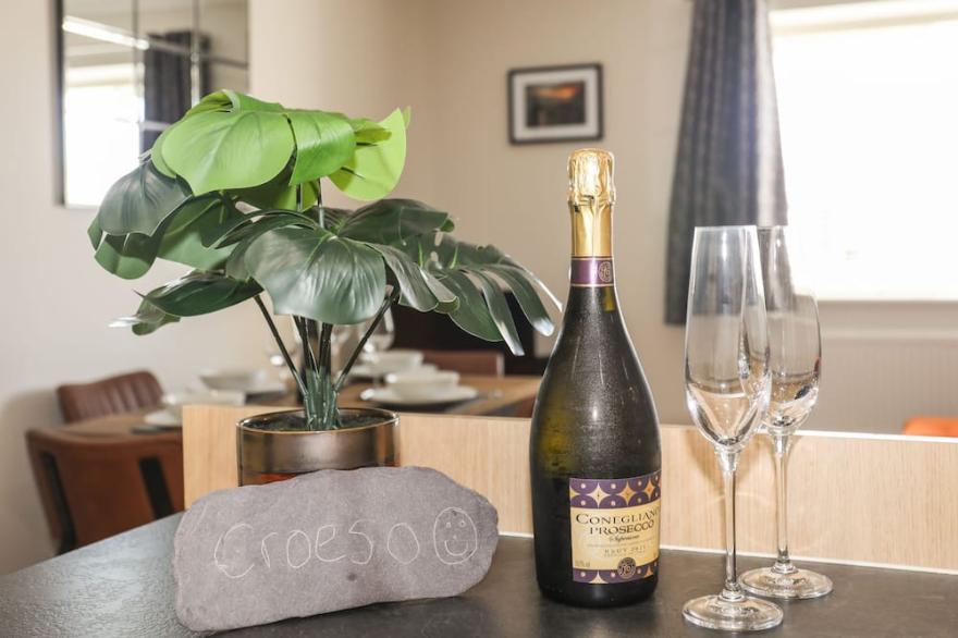4 PEN LLANW TIDES REACH, pet friendly in Rhosneigr