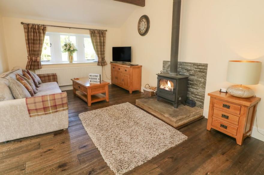 BECKSIDE COTTAGE, romantic, with hot tub in Cowling