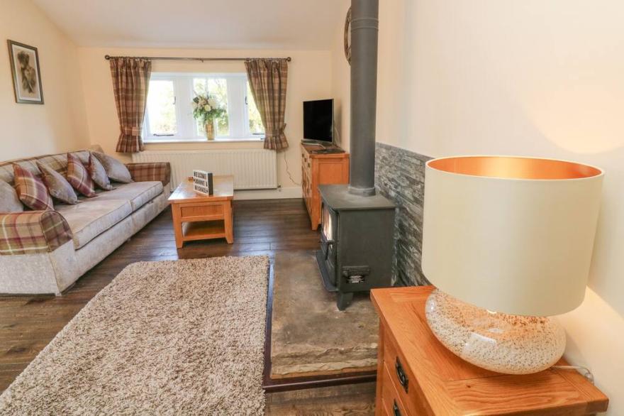 BECKSIDE COTTAGE, romantic, with hot tub in Cowling