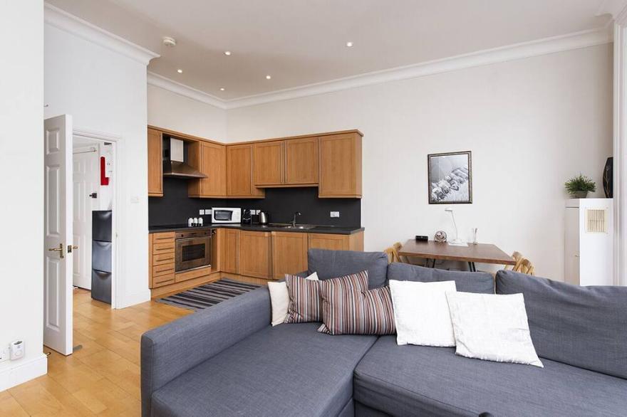 Bright and airy 1-bed flat at South Kensington!