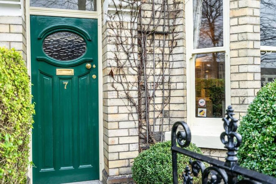 7 St John's Crescent -  a family break that sleeps 6 guests  in 3 bedrooms