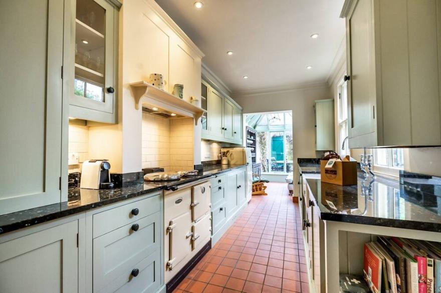 7 St John's Crescent -  a family break that sleeps 6 guests  in 3 bedrooms