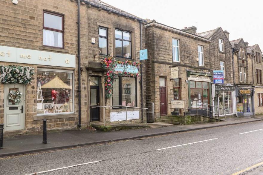 MIDWAY HOUSE, pet friendly, with hot tub in Cross Hills