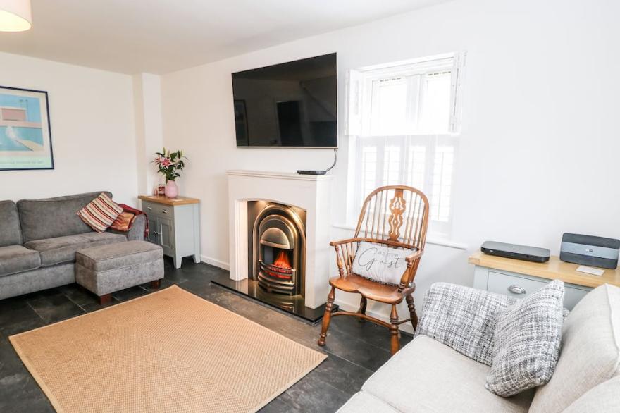 MIDWAY HOUSE, pet friendly, with hot tub in Cross Hills