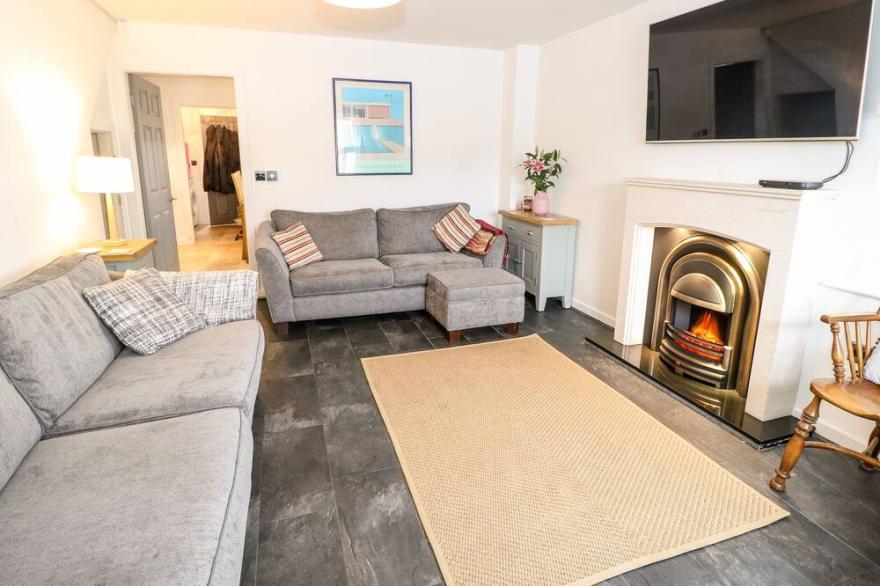 MIDWAY HOUSE, pet friendly, with hot tub in Cross Hills