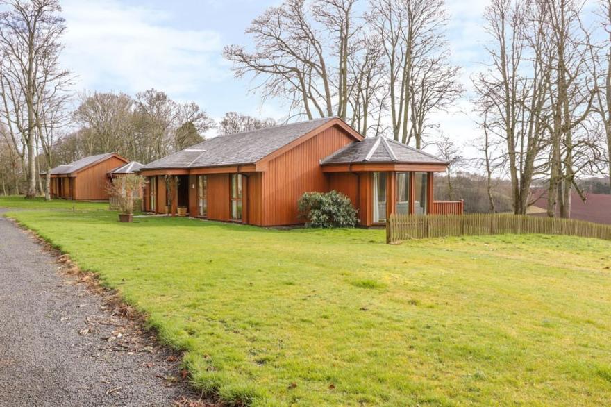 WHITTADDER LODGE, pet friendly, with a garden in Chirnside