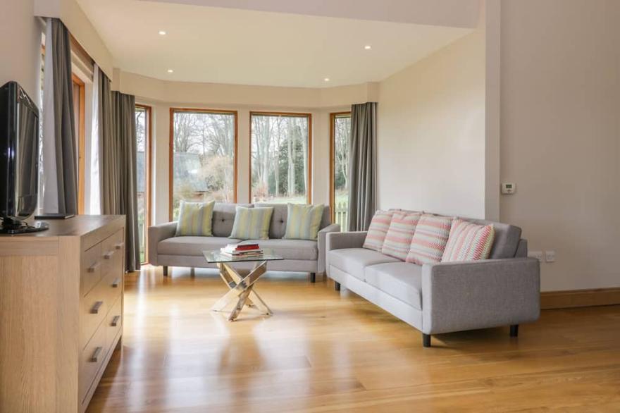 WHITTADDER LODGE, pet friendly, with a garden in Chirnside