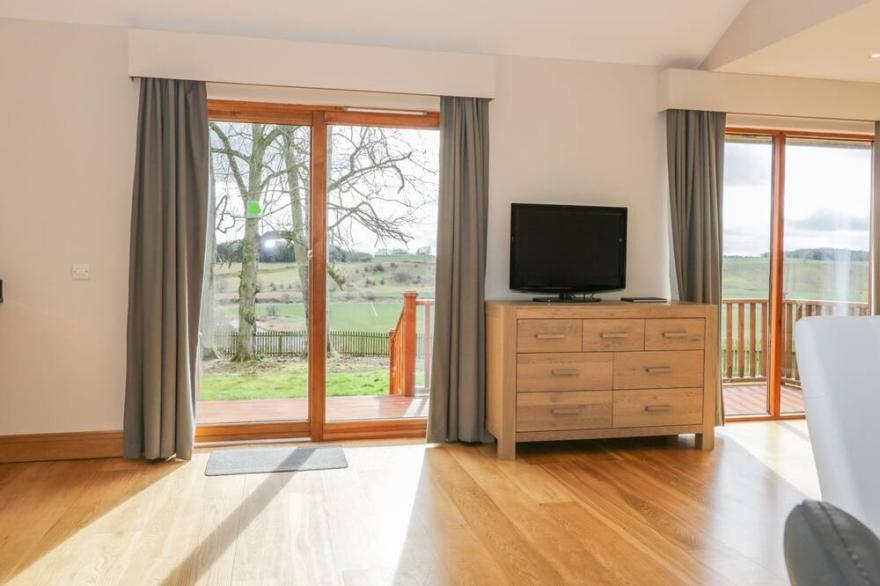 WHITTADDER LODGE, pet friendly, with a garden in Chirnside