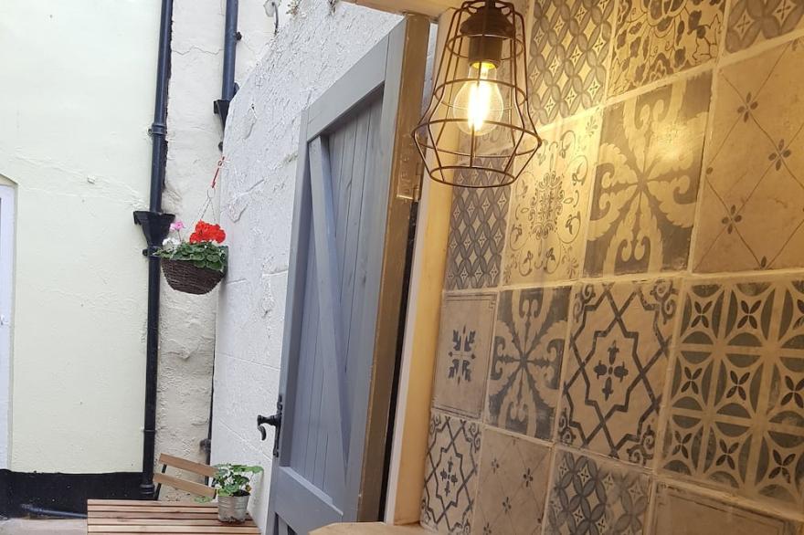 Stunning cottage with magnificent views in Whitby's Old Town & yards from beach!