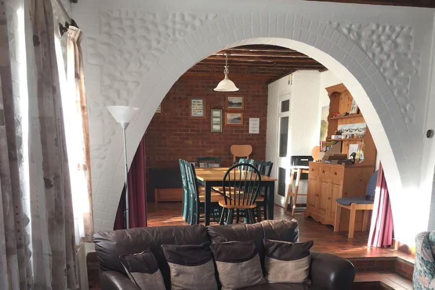 HOXNE HOUSE WEYBOURNE ring AVAILABLE 5 bedroom10bed north coast.