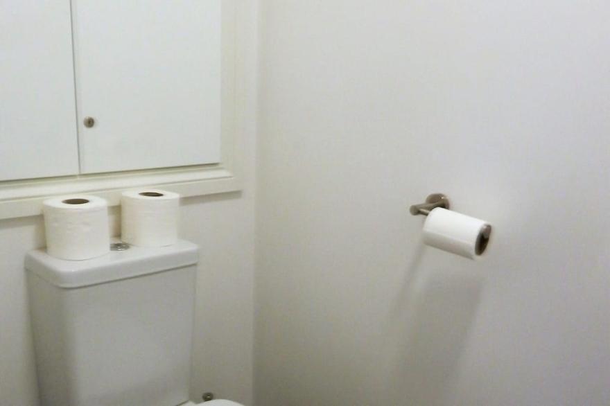 Two bedroom cottage, sleeps 4. light and modern decor - Gym & Pool free- no pets
