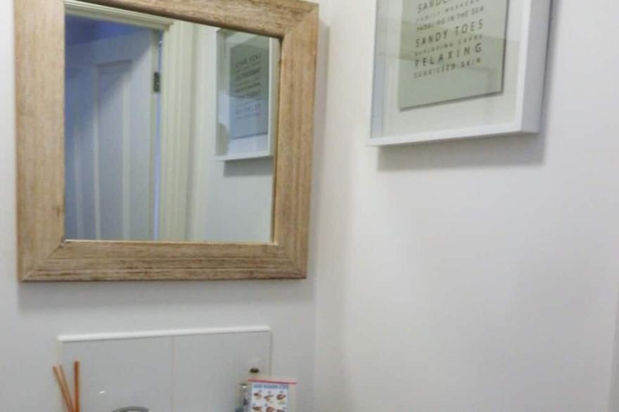 Two bedroom cottage, sleeps 4. light and modern decor - Gym & Pool free- no pets