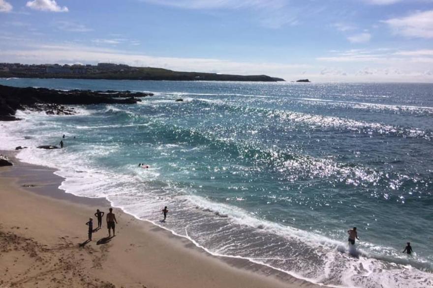 Fistral Beach 15 minutes & Town Centre sleeps 5/6 parking Full Sky 75 inch TV