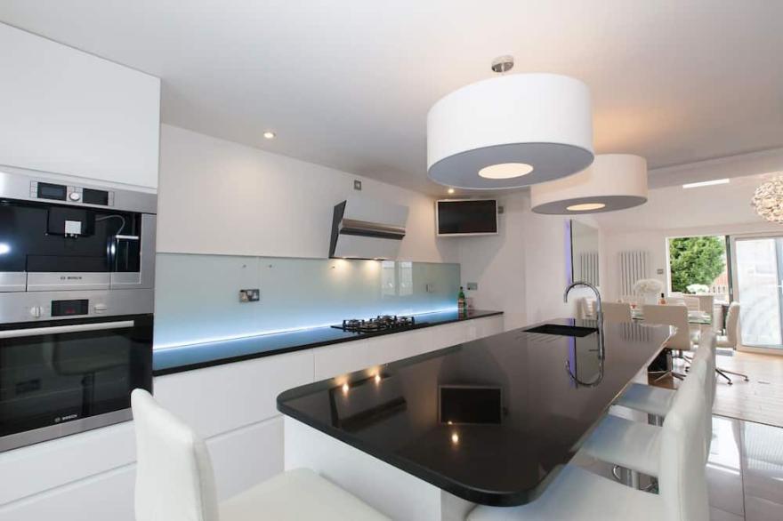 Modern house - 5 minute stroll to Padstow Harbour