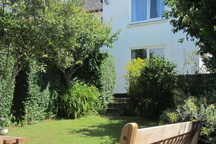 Holiday House 400M walk to beach & 100M to harbour with private Sunny Garden.