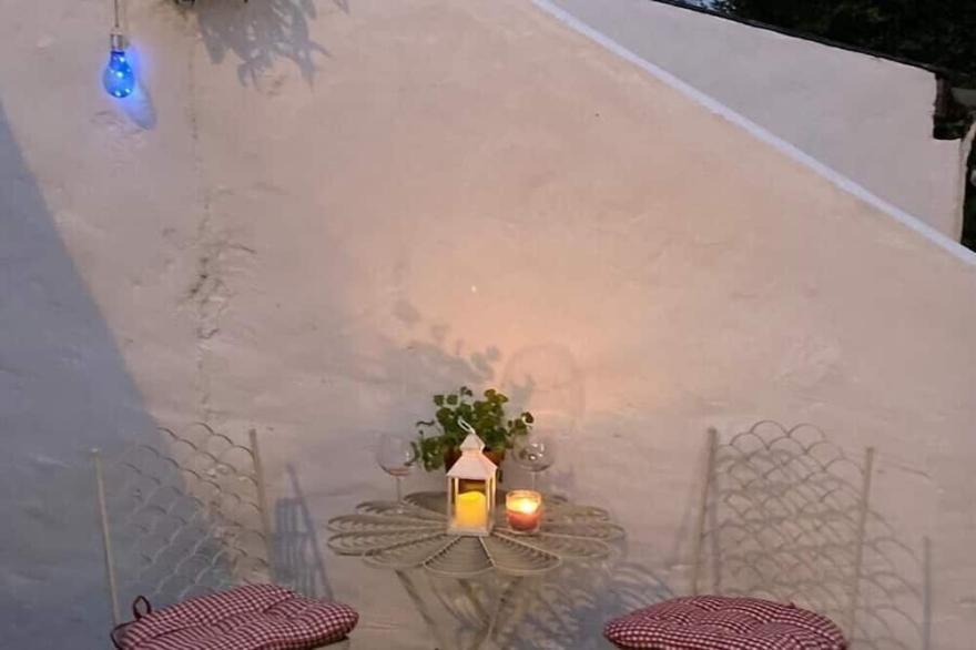 Holiday House 400M walk to beach & 100M to harbour with private Sunny Garden.