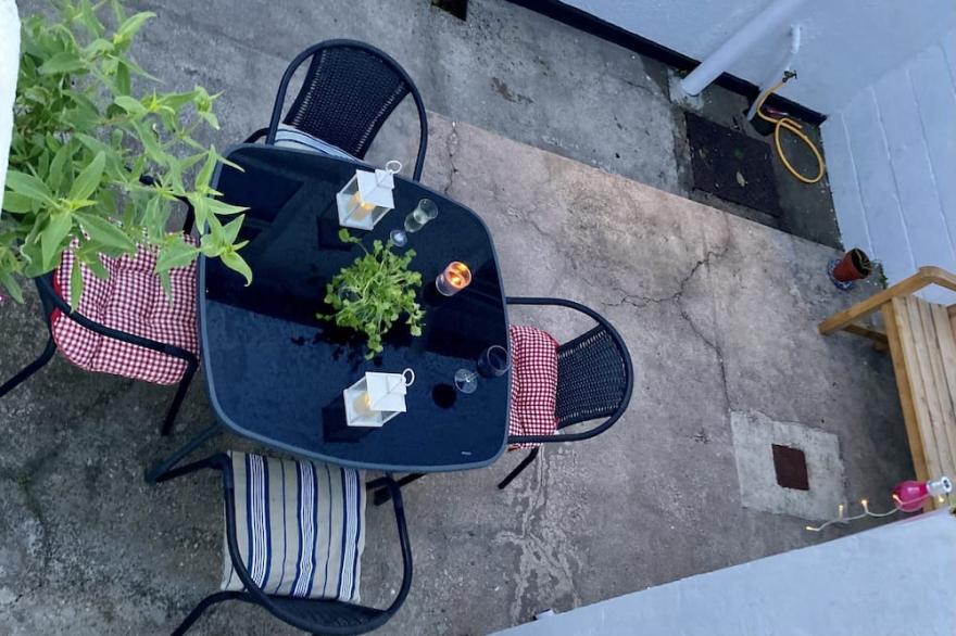 Holiday House 400M walk to beach & 100M to harbour with private Sunny Garden.